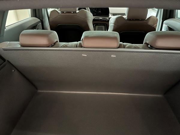 Der perfekte Kofferraumschutz, der die Rückenlehnen von BMW iX1 schützt wie ein maßgeschneiderter Anzug